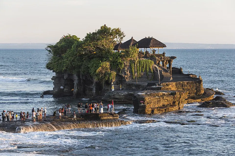 Tanah Lot, Bali, Indonesia: Pura Tanah Lot at sunset · 지역 전경, 숙소 사진 아님