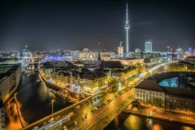 View over the River Spree to Nikolaiviertel and Alexanderplatz. The Nikolaiviertel is the reconstructed historical heart of the German capital Berlin. The Nikolaikirche (Saint Nicholas Church) gives its name to the neighbourhood five minutes away from Alexanderplatz. The Alexanderplatz is a large public square and transport hub in the central Mitte district of Berlin, near the Fernsehturm the Rotes Rathaus, the town hall of Berlin. · 지역 전경, 숙소 사진 아님