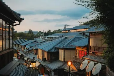 Sunset view of the streets in the Gion district from Kyoto highlighting the Japanese architecture. - Sun Hung · 지역 전경, 숙소 사진 아님