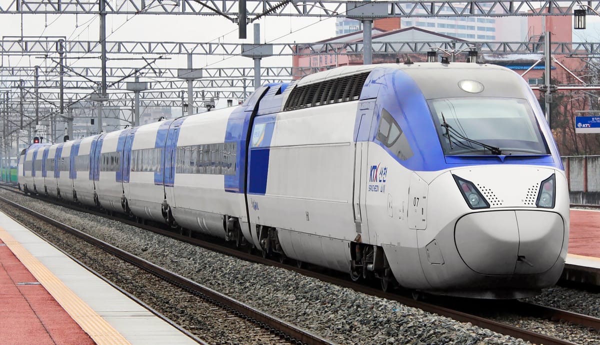 승강장에 서 있는 KTX-산천 열차